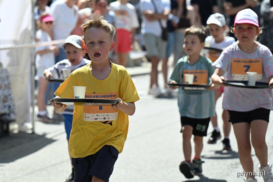 Podczas Kulinarnej Świętojańskiej nie zabrakło kluczowego punktu programu - Biegu Kelner&oacute;w. Na zdjęciu uczestnicy kategorii Junior (