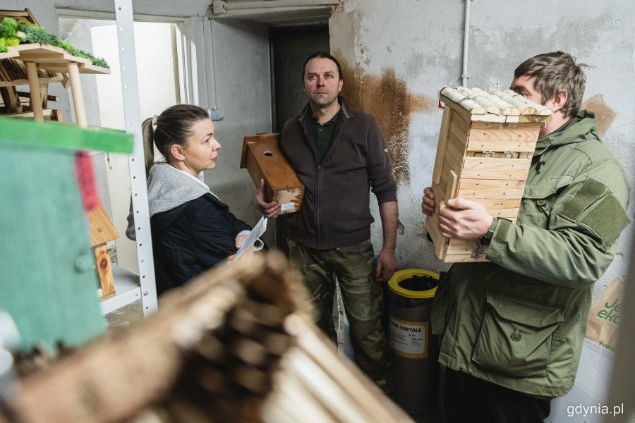 Na zdjęciu obrady jury konkursu „Zapraszamy ptaki do Gdyni” - od lewej Dorota Marszałek-Jalowska, zastępca naczelnika Wydziału Środowiska w Urzędzie Miasta Gdyni, Leszek Damps - ornitolog związany z Pomorskim Ośrodkiem Rehabilitacji Dzikich Zwierząt Ostoja w Pomieczynie oraz Jakub Typiak, ornitolog związany ze Stacją Ornitologiczną Muzeum i Instytutu Zoologii Polskiej Akademii Nauk, fot. Kamil Złoch