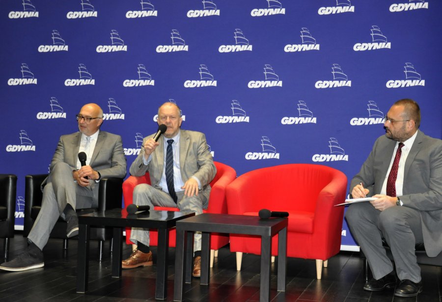 Konferencja urbanistyczna - na zdjęciu od lewej: Jacek Oryl, prezes zarządu Murator EXPO; Marek Stępa, wiceprezydent Gdyni; prof.Piotr Lorens, Prezes Towarzystwa Urbanistów Polskich //fot.Marta Jaszczerska
