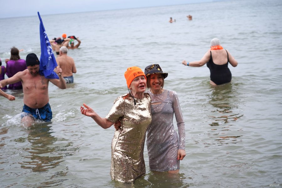 Dwie kobiety w karnawałowych strojach w morzu