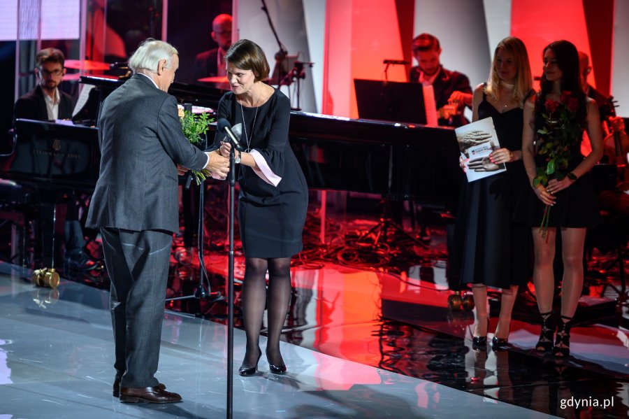 Gala Finałowa XI Festiwalu NNW. Nagrodę radiową wręcza Katarzyna Gruszecka-Spychała, wiceprezydent Gdyni // fot. Dawid Linkowski