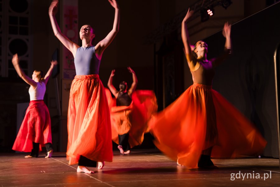 Kobiety w kolorowych spódnicach