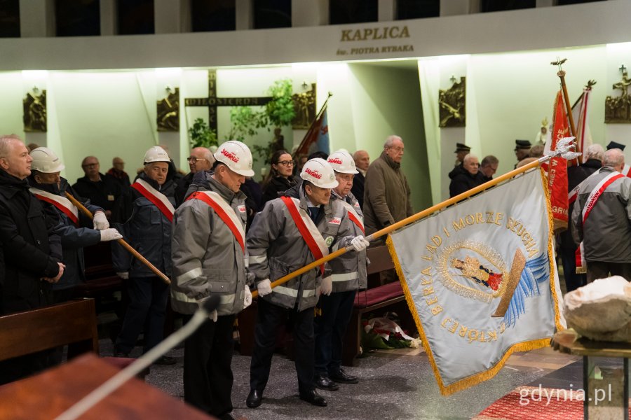 Uczestnicy uroczystości w kościele pw. Matki Bożej Nieustającej Pomocy i św. Piotra Rybaka