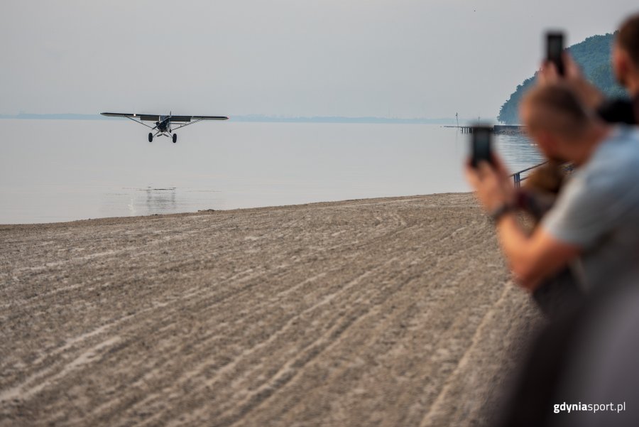 Lądowanie samolotu na Plaży Śródmieście / fot.gdyniasport.pl