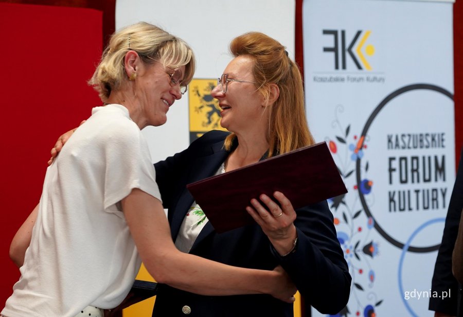 Pierwsza &bdquo;Srebrna Tabakiera Abrahama&rdquo; powędrowała do dyrektor Muzeum Kaszubskiego Barbary Kąkol. Bożena Ugowska serdecznie obejmuje laureatkę (fot. Karolina Szypelt)