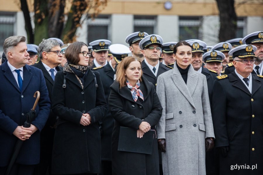 W uroczystościach z okazji 106. rocznicy utworzenia Marynarki Wojennej przed pomnikiem Polski Morskiej wzięli udział m.in.: posłanka Wioleta Tomczak, wojewoda pomorska Beata Rutkiewicz, prezydent Gdyni Aleksandra Kosiorek i przedstawiciele Marynarki Wojennej