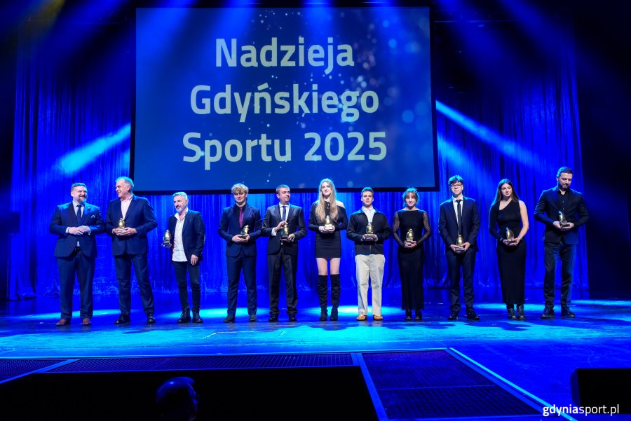 XXVII Gala Gdyńskiego Sportu w Teatrze Muzycznym w Gdyni. Odbierający nagrody dla nadziei gdyńskiego sportu (fot. Gdyńskie Centrum Sportu)