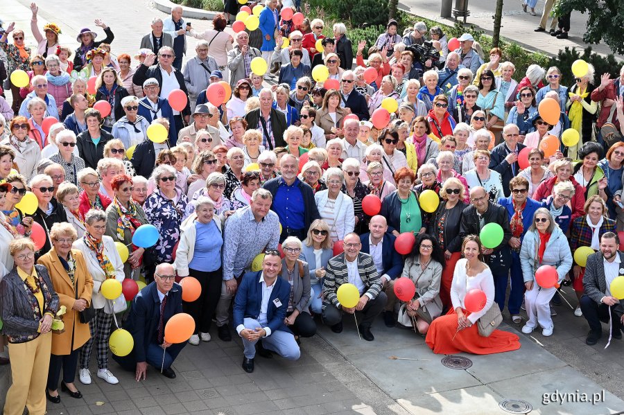 Wspólne zdjęcie seniorów, samorządowców oraz przedstawicieli Fundacji Adaptacja i Centrum Aktywności Seniora z okazji V Pomorskiego Dnia Seniora wykonane na placu Kaszubskim