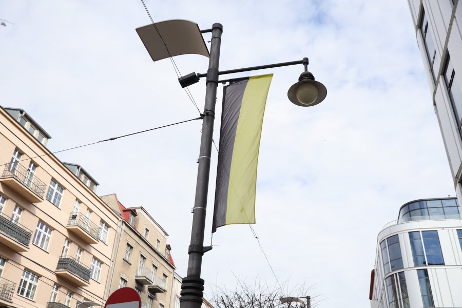 Na ulicy Świętojańskiej zawisły flagi w kaszubskich barwach i z motywem kaszubskiego haftu z okazji Dnia Jedności Kaszub&oacute;w 