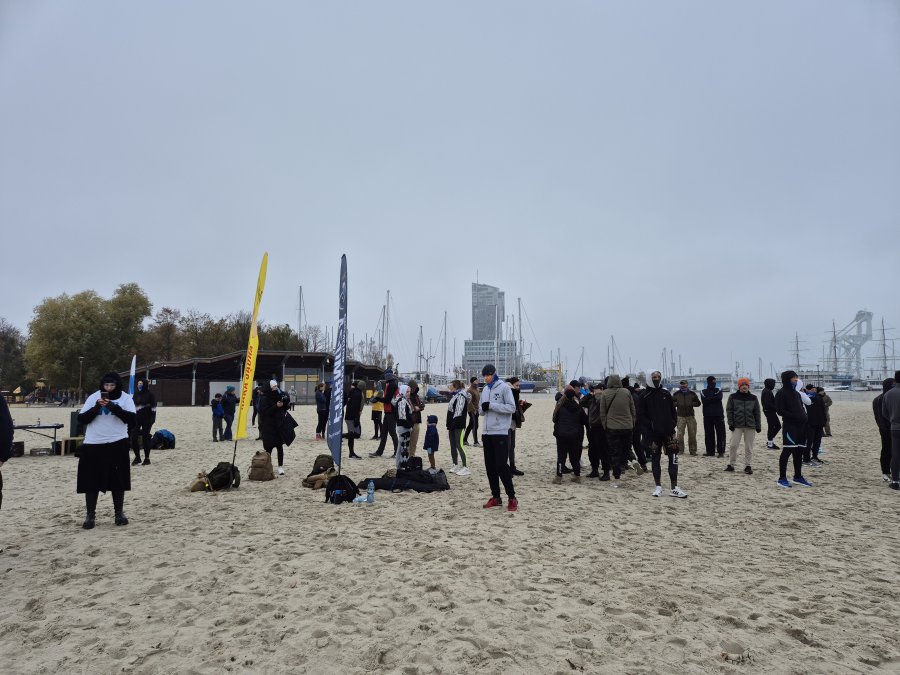 Uczestnicy treningu z Formozą w ramach kampanii „Odważni wygrywają” na plaży Śródmieście