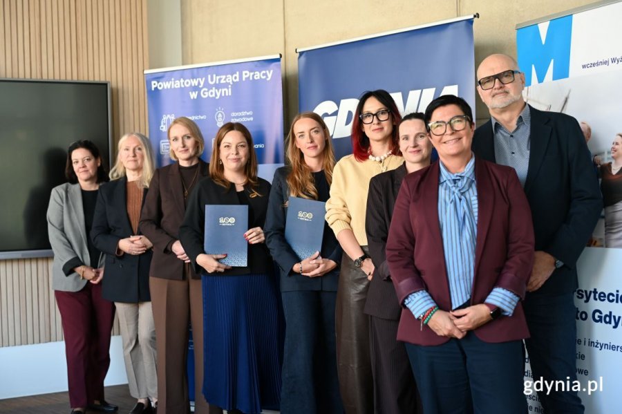 Podpisanie porozumienia odbyło się w Centrum Samorządowej Transformacji Energetycznej w PPNT. Na zdjęciu m. in.  Oktawia Gorzeńska, wiceprezydentka Gdyni, dr Maja Głuchowska-W&oacute;jcicka, dziekan Wydziału Prawa i Administracji Uniwersytetu WSB Merito w Gdańsku, dyrektorki: Monika Kucharczyk (Uniwersytet WSB Merito w Gdańsku, filia w Gdyni),Maria Maślak (PPNT), Alicja Harackiewicz (CN Experyment) i Jolanta Klauze (PUP w Gdyni) oraz Maurycy Rzeźniczak, zastępca naczelnika Wydziału Energetyki UMG