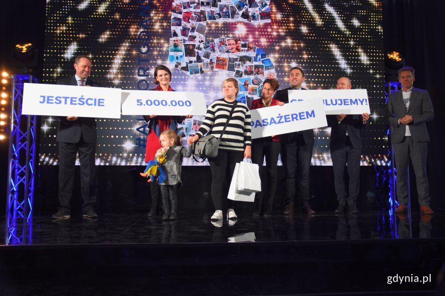5-milionowy pasażer Portu Lotniczego Gdańsk. Na zdjęciu od lewej: marszałek województwa pomorskiego Mieczysław Struk, wiceprezydent Gdyni Katarzyna Gruszecka-Spychała, Marzena Bugajska z córką Hanią, wiceprezydent Sopotu Magdalena Czarzyńska-Jachim, wiceprezydent Gdańska Piotr Borawski, prezes Lufthansy w Polsce Frank Wagner, prezes Portu Lotniczego Gdańsk Tomasz Kloskowski // fot. J. Bronk