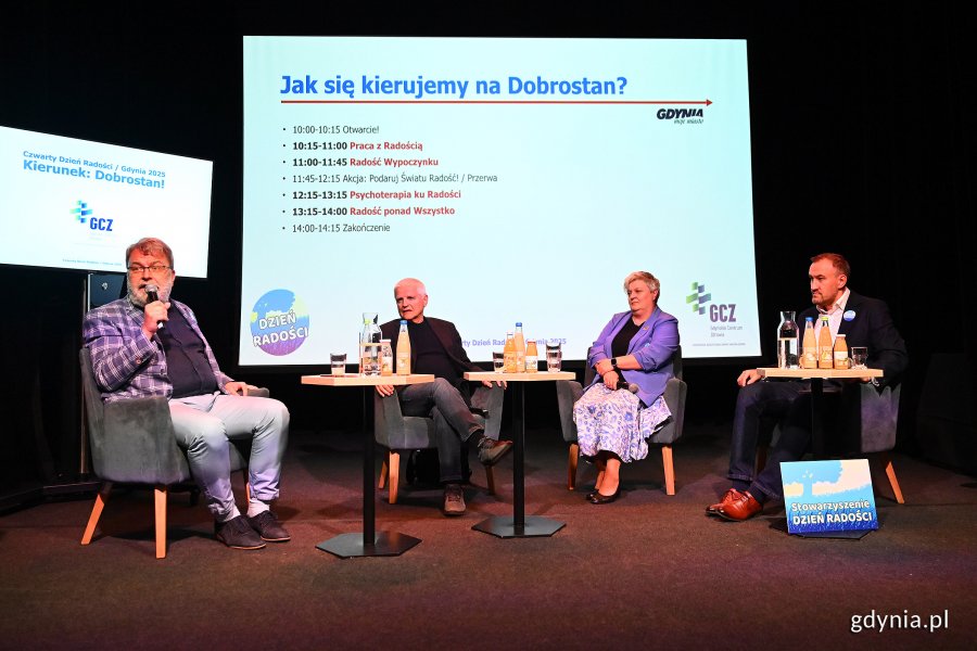 Panel dyskusyjny. Na zdjęciu m.in. prezes Stowarzyszenia Dzień Radości Piotr Ławacz, psychoterapeuta prof. Bogdan de Barbaro, wiceprezydent Gdyni Tomasz Augustyniak (fot. Michał Puszczewicz)