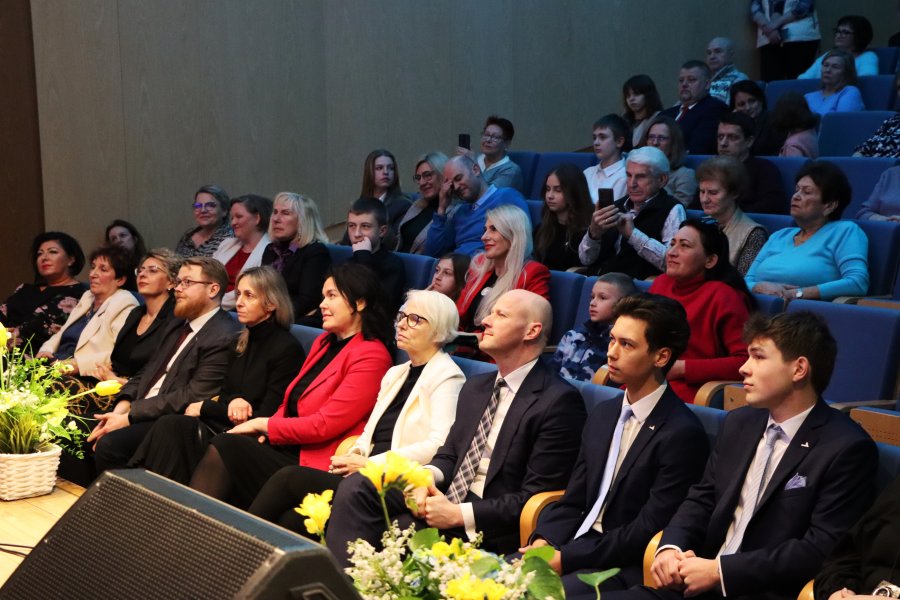 publiczność słuchająca koncertu, wśród nich pani Joanny Zielińska, przewodnicząca Rady Miasta Gdyni, Bartosz Bartoszewicz, wiceprezydent Gdyni ds. jakości życia