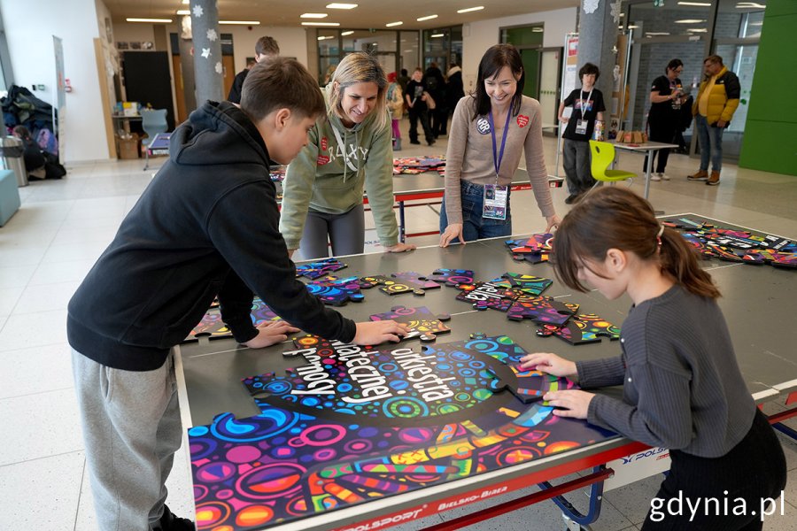 Mieszkańcy korzystający z atrakcji w sztabie ZSO nr 8 