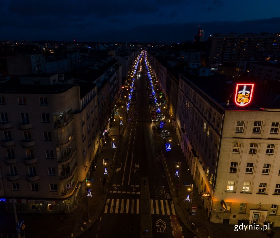 Widok z góry na ul. Świętojańską. Po prawej stronie budynek Urzędu Miasta (al. Marsz. Piłsudskiego 52/54), na dachu świeci się neon z herbem miasta. // fot. Marcin Mielewski