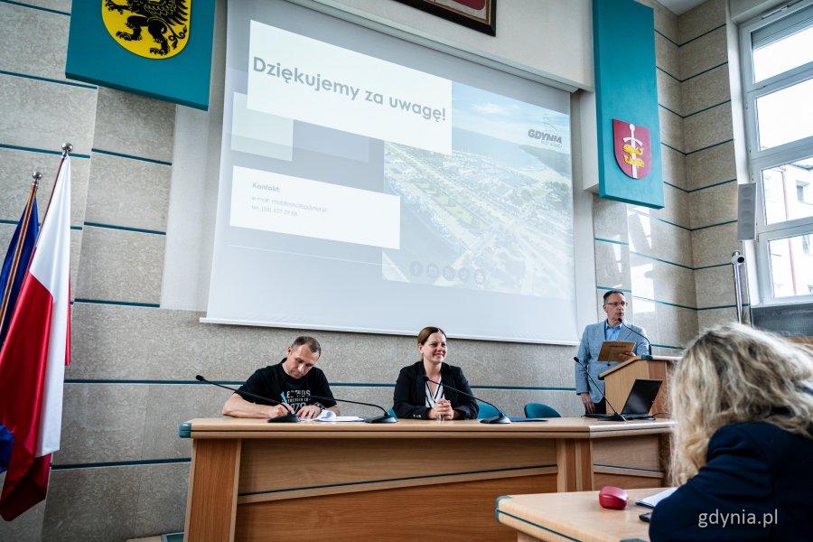 Prezydent Gdyni Aleksandra Kosiorek (w środku) podpisująca umowy z mieszkańcami (fot. Kamil Złoch)