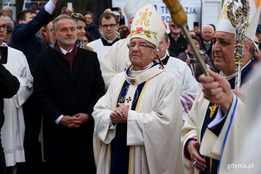 Uroczystość podniesienia świątyni do godności bazyliki mniejszej. Na zdjęciu abp. Sławoj Leszek Głodź, abp. Salvatore Penacchio i prezydent Wojciech Szczurek/ fot. Paweł Kukla