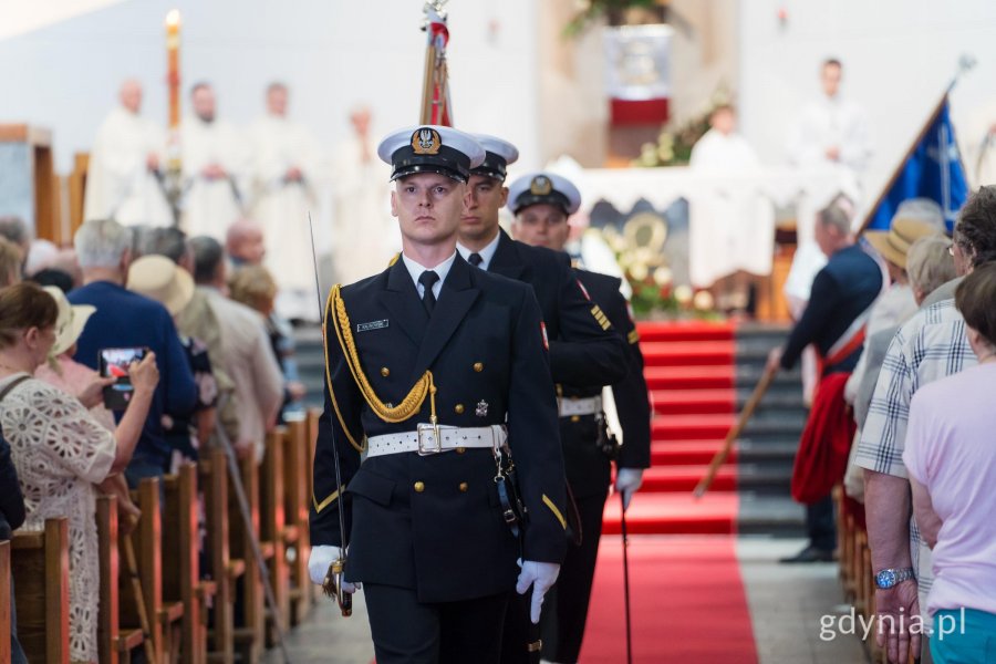 Żołnierze w mundurach Marynarki Wojennej po mszy świętej w parafii pw. Najświętszej Maryi Panny Kr&oacute;lowej Polski