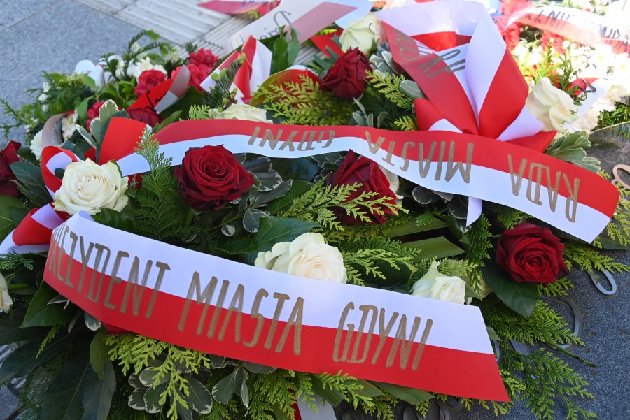 Pod Pomnikiem Polski Morskiej złożono wiązanki i wieńce 
