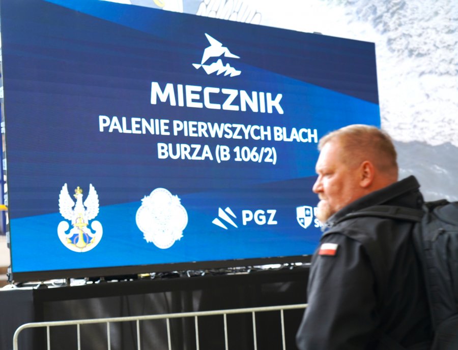 Mężczyzna w mundurze na tle baneru
