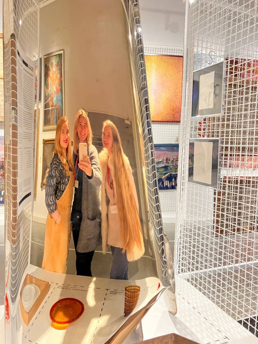Odbicie kobiet w lustrze w białym pomieszczeniu