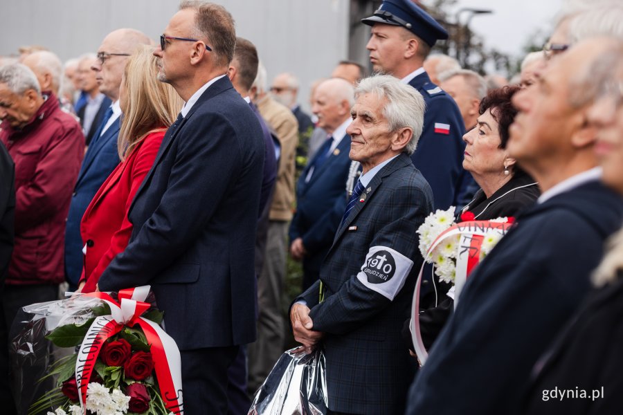 Uczestnicy uroczystości z okazji 43. rocznicy strajków sierpniowych i podpisania porozumień sierpniowych zgromadzeni przed pomnikiem Ofiar Grudnia '70 // fot. Karol Stańczak