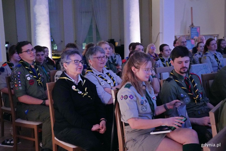 Harcerze i goście uczestniczący w gali Dnia Myśli Braterskiej