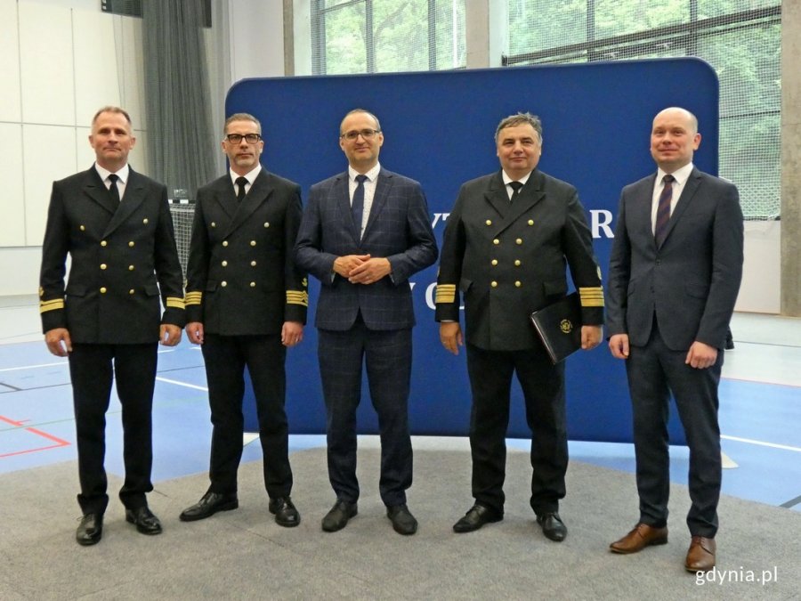 Od prawej: dr Andrzej Lachowicz – dyrektor Centrum Sportu i Rekreacji Uniwersytetu Morskiego, Filip Malata – kanclerz uczelni, wicewojewoda pomorski Emil Rojek, prof. dr hab. inż. kpt. ż. w. Adam Weintrit – rektor Uniwersytetu Morskiego w Gdyni oraz Wojciech Gąsowski – dyrektor Departamentu Edukacji Morskiej w Ministerstwie Infrastruktury podczas otwarcia Centrum Sportu i Rekreacji Uniwersytetu Morskiego