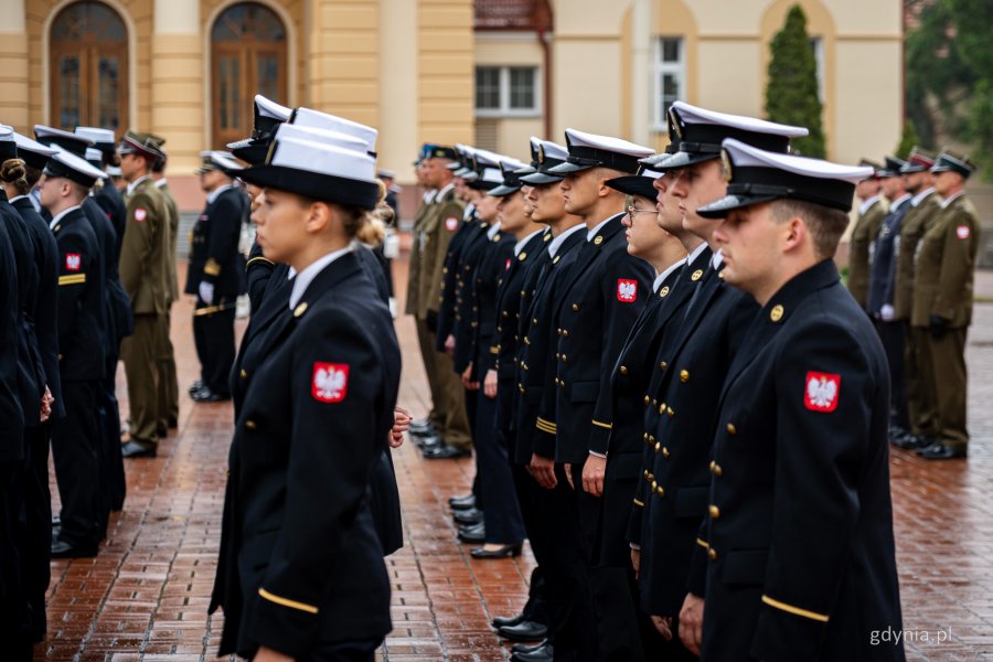 Uroczystość promocji na stopnie oficerskie dla absolwentów kursów oficerskich na Akademii Marynarki Wojennej w Gdyni (fot. Kamil Złoch)