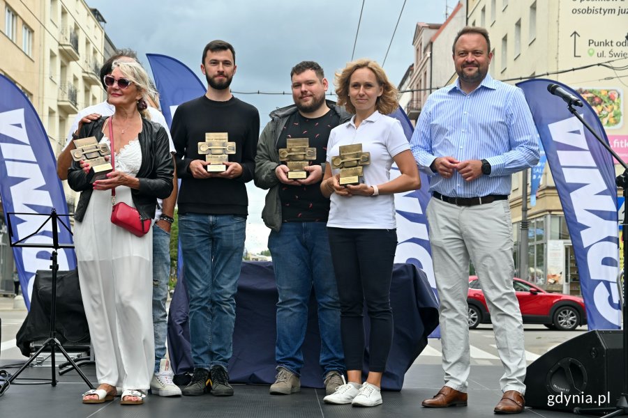 Wiceprezydent Marek Łucyk (pierwszy od prawej) wraz z restauratorami wyróznionymi podczas 5. edycji festiwalu „Kulinarna Świętojańska” // fot. Magdalena Czernek 