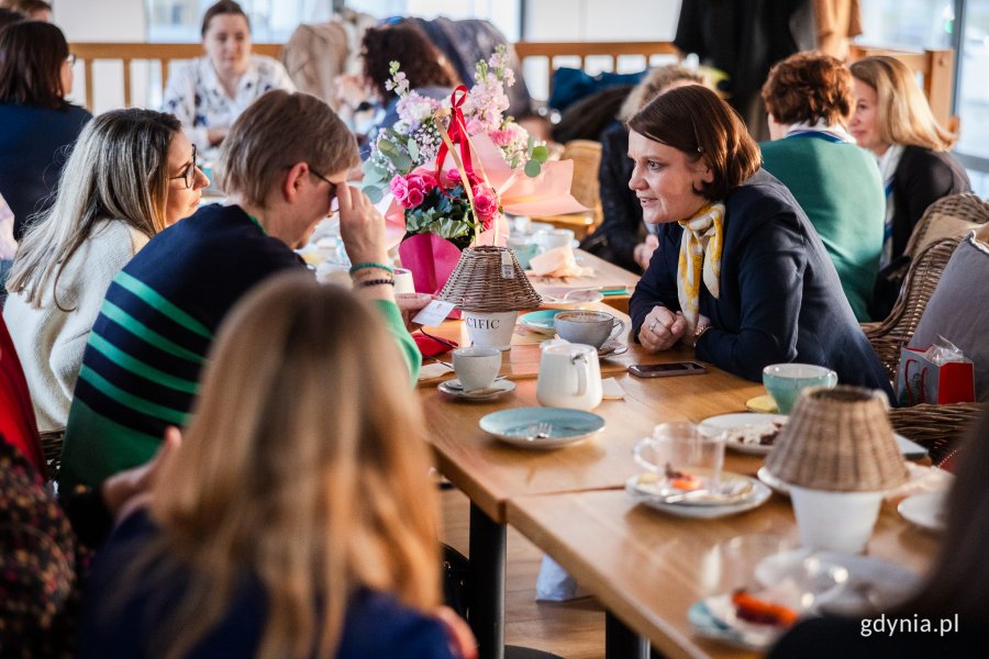 Członkinie stowarzyszenia WISTA Poland wraz z wiceprezydentką Gdyni Katarzyną Gruszecką-Spychałą podczas spotkania w Capuccino Cafe (fot. Karol Stańczak)