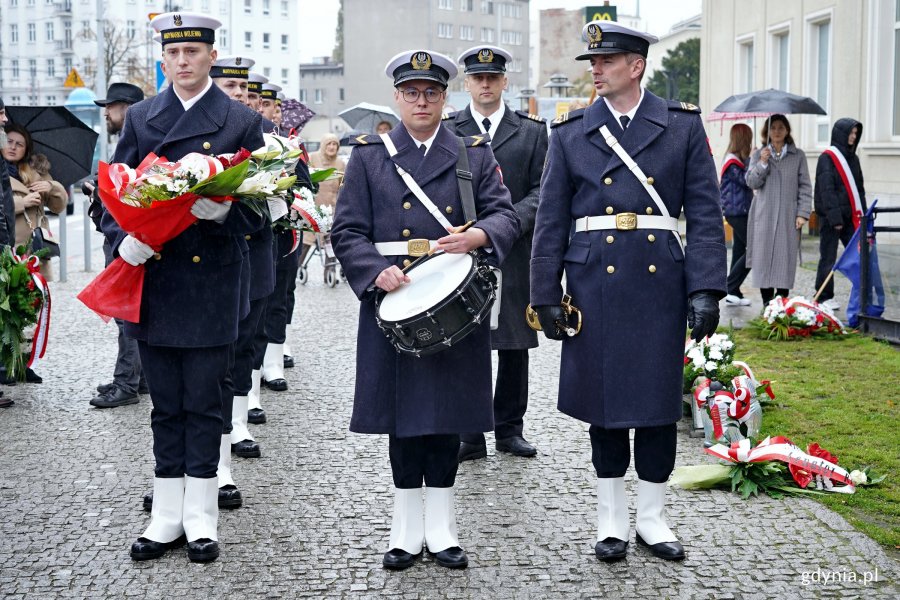 Trębacz, werblista oraz wieńcowi podczas uroczystości upamiętniających 86. rocznicę pierwszych wysiedleń gdynian