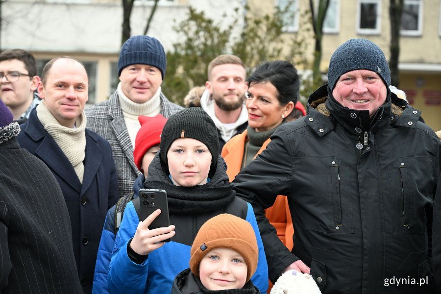 Uczestnicy uroczystości z okazji 98. rocznicy nadania Gdyni praw miejskich, a wśród nich poseł Rafał Siemaszko (pierwszy z lewej)