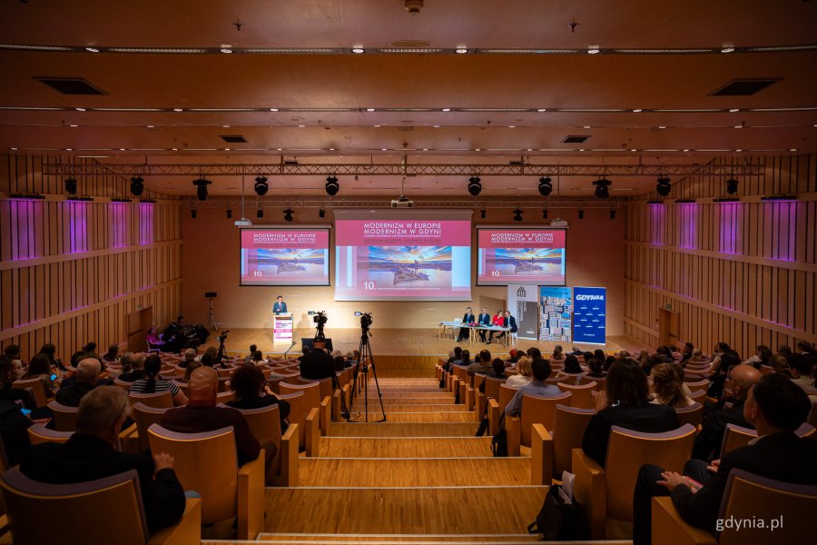 Mariusz Lewicki, stały przedstawiciel RP przy UNESCO w Paryżu podczas panelu otwierającego konferencję „Modernizm w Europie – modernizm w Gdyni” – dzień pierwszy, piątek, 18 września (fot. Kamil Złoch)