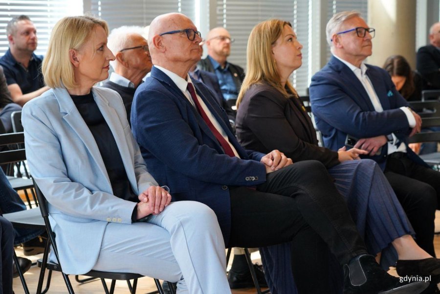 Na zdjęciu (od lewej): dyrektorka PUP Gdynia Jolanta Klauze, prezes Towarzystwa Miłośnik&oacute;w Gdyni Wojciech Kodłubański, wiceprezydentka Gdyni Oktawia Gorzeńska (fot. Magdalena Starnawska)