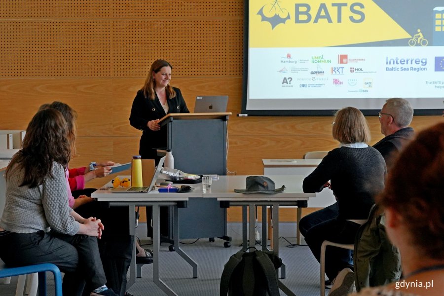 Prezydent Gdyni Aleksandra Kosiorek witająca uczestników projektu BATS podczas spotkania w PPNT Gdynia 