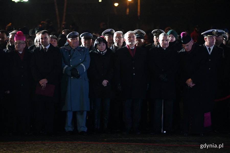 W uroczystościach uczestniczyli m.in. parlamentarzyści, samorządowcy, przedstawiciele NSZZ Solidarność i władze Gdyni na czele z prezydentem Wojciechem Szczurkiem // fot. Michał Puszczewicz