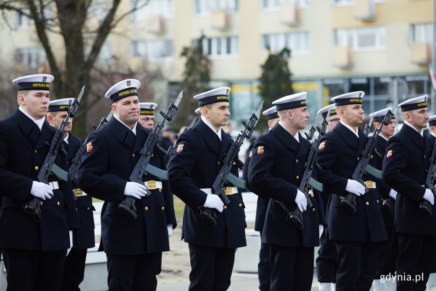 Uroczystości oficjalne pod pomnikiem Polski Morskiej z okazji 93. rocznicy nadania praw miejskich, fot. Dawid Linkowski