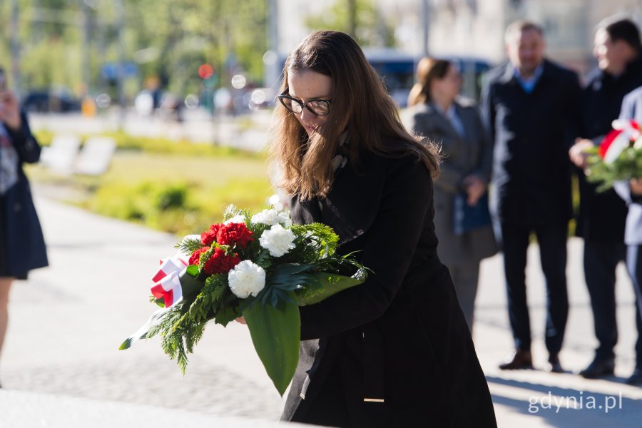 Kobieta z wiązanką kawiatów