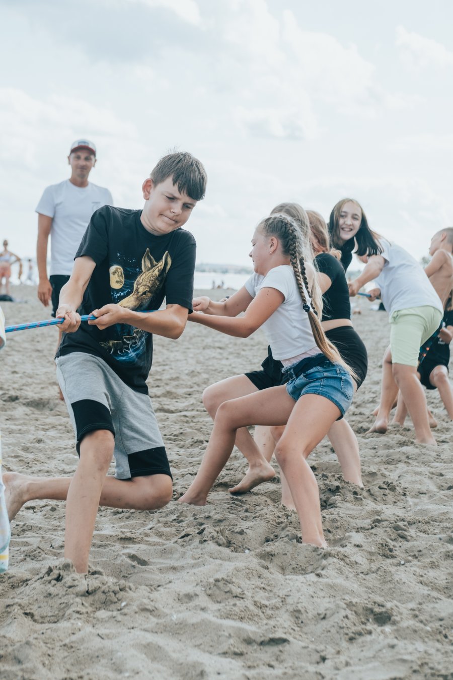 Dzieci z instruktorem na plaży