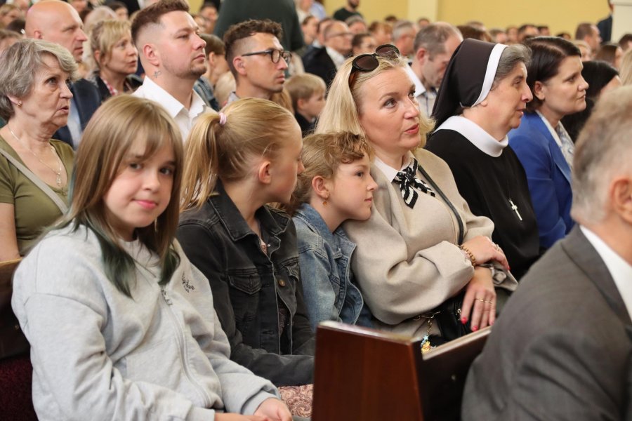 Grupa os&oacute;b w kościele