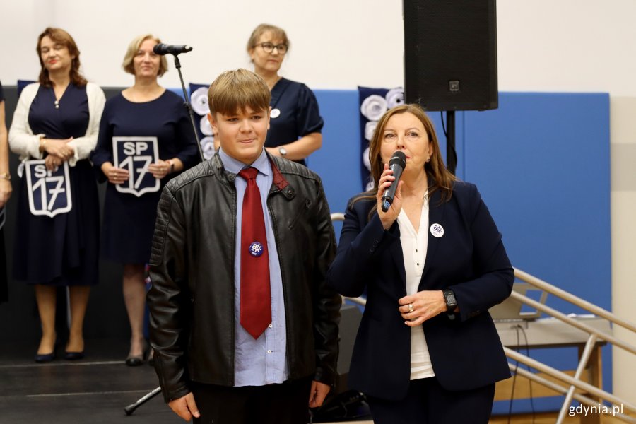 Jubileusz 80-lecia SP 17 w Gdyni, na zdjęciu nauczycielki szkoły, uczeń prowadzący „Sensacje XX wieku" i dyrektorka SP 17 Monika Małyszko  (fot. Katarzyna Balcerzak)