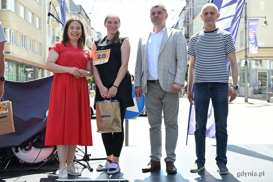 Rozdanie nagr&oacute;d wśr&oacute;d zwycięzc&oacute;w Biegu Kelner&oacute;w. Na zdjęciu m.in: członek zarządu wojew&oacute;dztwa pomorskiego Adam Gawrylik i wiceprezydentka Gdyni Oktawia Gorzeńska 