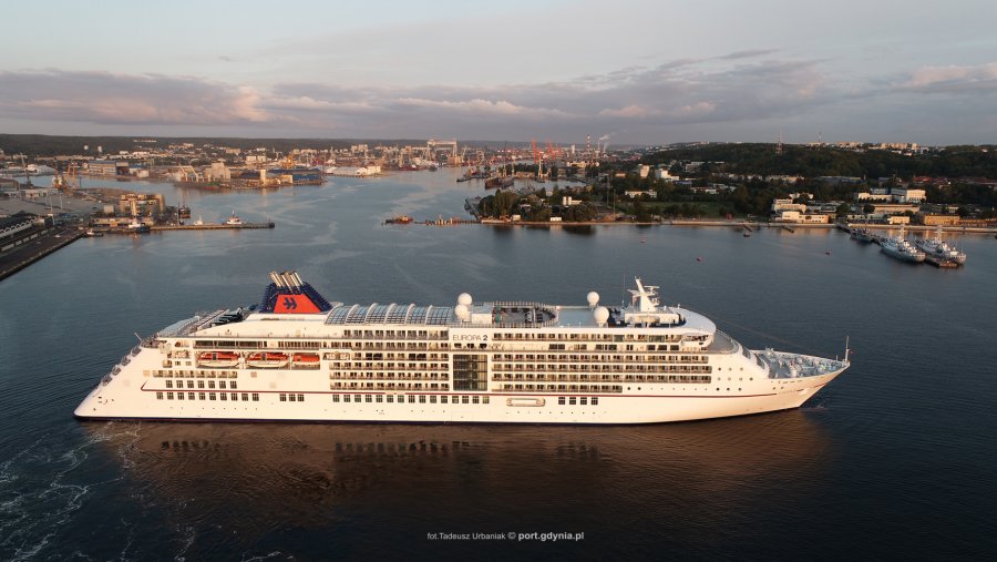 Statek MS Europa 2 wpływa do gdyńskiego portu, zaczyna manewr zwrotu i cumowania // fot. Tadeusz Urbaniak/ Port Gdynia
