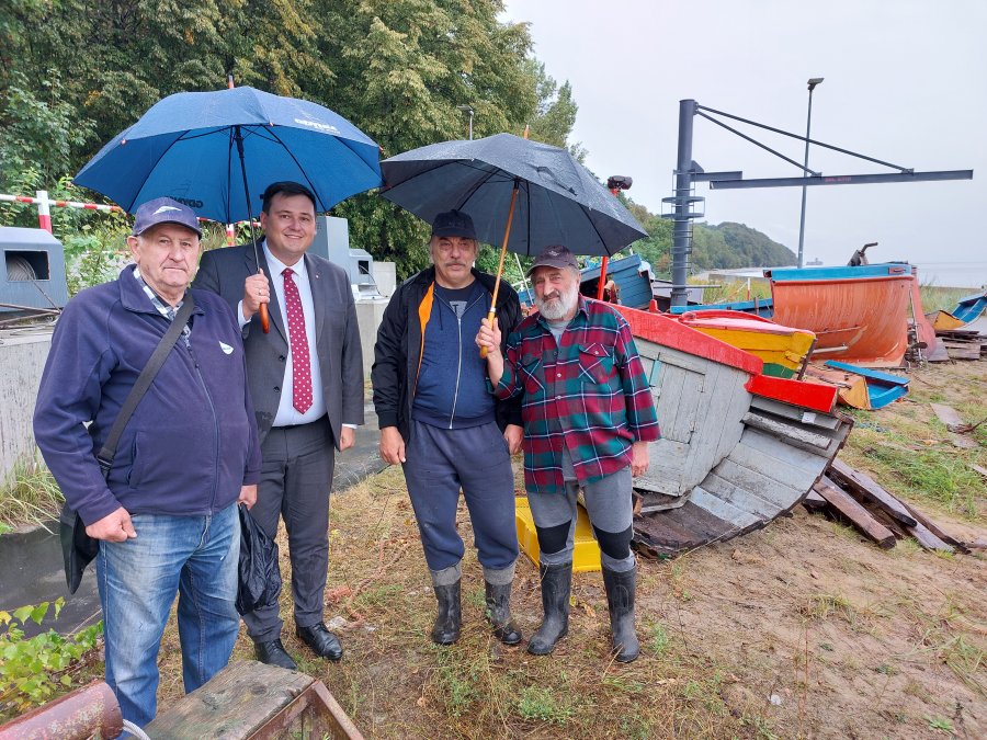 Na zdjęciu: Łukasz Kobus, sekretarz miasta, Henryk Wnuk i Stefan Siewiert, rybacy, którzy przekazali swoje kutry (fot. Robert Hirsch)