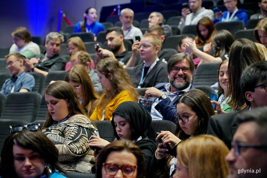 Uczestnicy Europejskiego Forum Młodych Lider&oacute;w podczas ceremonii otwarcia w Gdyńskim Centrum Filmowym 