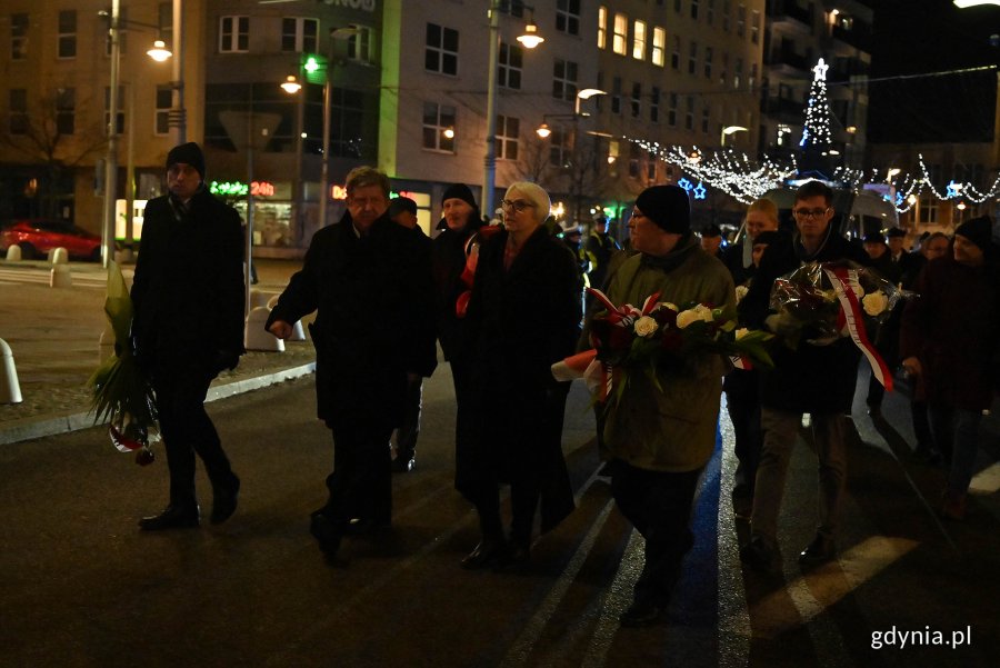 Uczestnicy obchodów 42. rocznicy wprowadzenia stanu wojennego podczas przemarszu ul. Świętojańską. W pierwszym rzędzie (od lewej): Grzegorz Kuleta z biura senatora Sławomira Rybickiego, ks. Edward Pracz, Joanna Zielińska - przewodnicząca Rady Miasta Gdyni oraz radni Zenon Roda i Marek Dudziński 