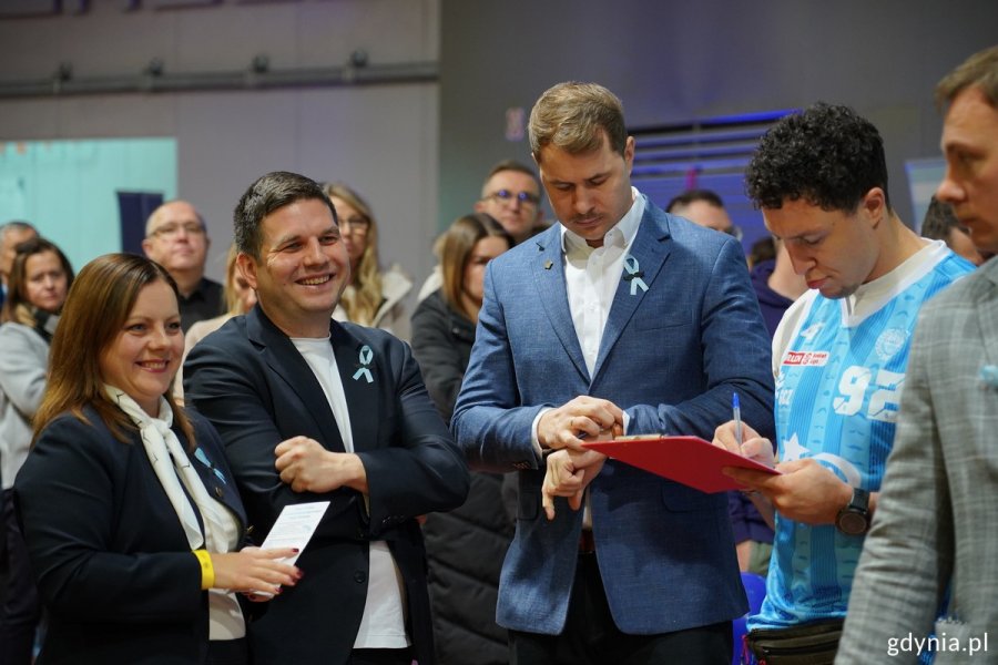 Od lewej stoją: prezydent Aleksandra Kosiorek, wiceprezydent Maciej Zielonka, Bartłomiej Wołoszyn, prezes AMW Arki Gdynia i AJ