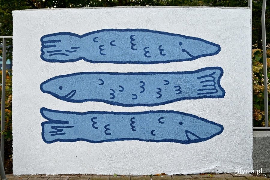 Mural z rybami, który znajduje się przed wejściem do Uniwersytetu WSB Merito w Gdyni 